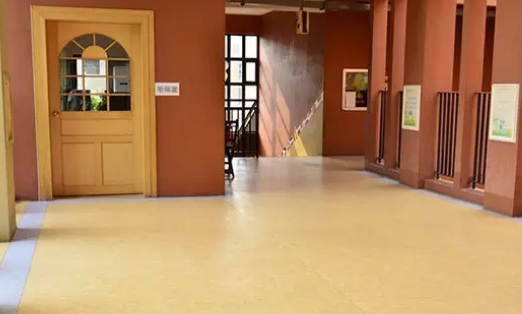 弹性地板比拼：pvc地板vs亚麻地板