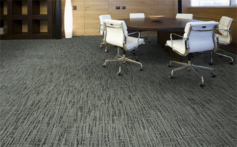 哪种底背的地毯适用于办公室铺设?