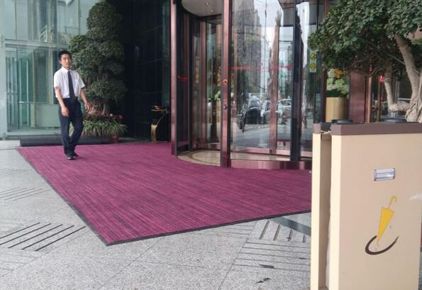  2016年7月成都洁彩地毯为金府华美达定制高雅.丽地垫成功交付！