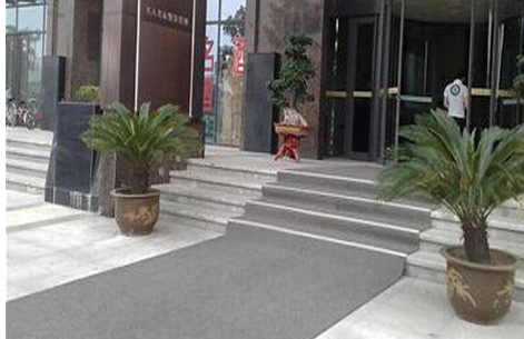 洁彩建议雨季商用场所使用防滑地垫